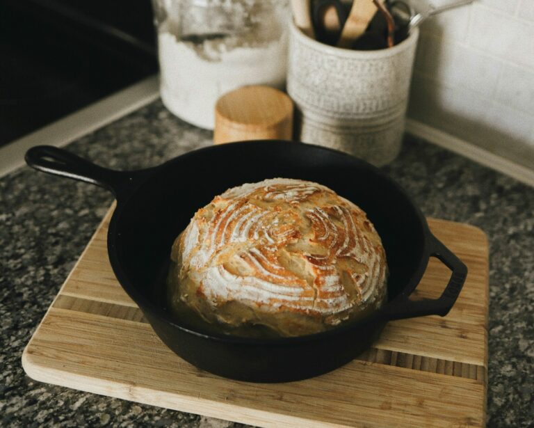 Vom Starter zum Brot: So gelingt dein erstes Sauerteigbrot